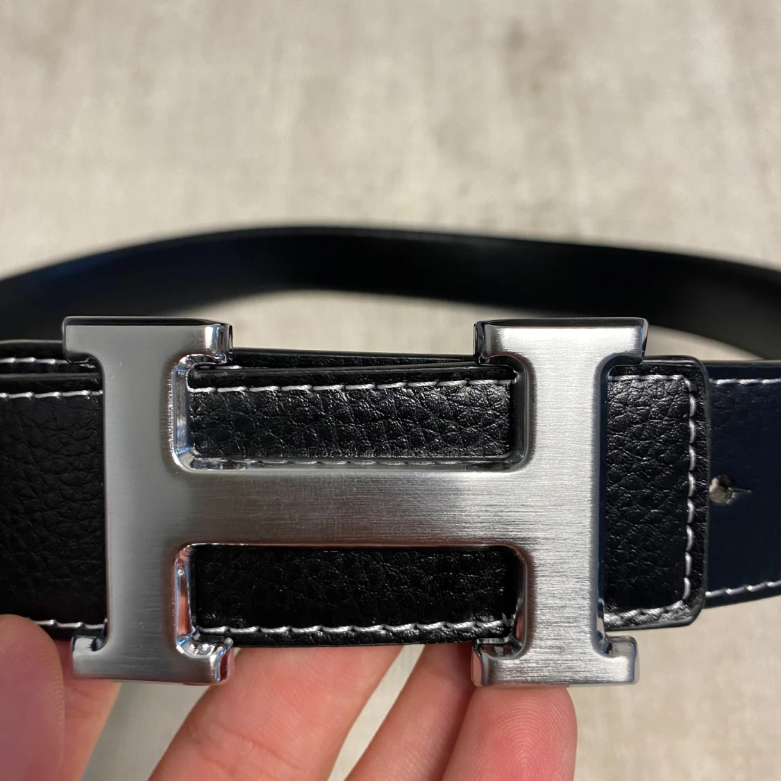 Svart skärp med H-spänne 