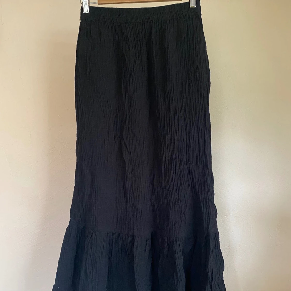 Svart långkjol med volang