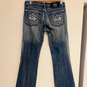 Victoria Beckham jeans - säljer nu mina Victoria Beckham jeans som inte finns o köpa längre! modellen är lågmidjad och utsvängda/bootcut med kronor på fickorna, perfekta för dig som vill ”sticka ut”! jeansen har slitningar längst ner vid foten då dem varit lite för långa för mig som är 164! storlek: 27/32 ❤️svarar snabbt.