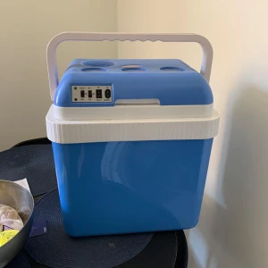 Kyl och värmebox  - Cooler & Warmer 48300 – kyl- och värmebox (12V)  Säljer en praktisk och portabel kyl- och värmebox, modell 48300. Perfekt för bilresor, camping, stranddagar eller lunch på jobbet. Ansluts via bilens 12V-uttag (cigarettuttag).  🧊 Håller maten/drickan kall 🔥 Håller maten varm vid behov 🔌 Anslutning: 12V DC 📦 Gott skick, sparsamt använd  💰 Pris: 400 kr 📍 Finns i Stockholm/vasastan