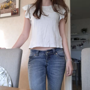 Söt tshirt - Så söt vit tshirt med volangerna perfekt för sommaren. Vid frågor eller mer bilder skriv bara till mig 💕 kan tänka mig gå ner lite i pris.