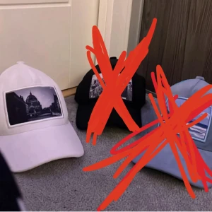 Tre kepsar med fototryck - Säljer tre velvet kepsar som inte längre andvänds. Dem är inte alls andvända mycket, den vita är lite skadad och är inte så fluffig men den svarta och den blåa är knappt använda. Om du bara vill ha en så skriv de så kommer vi fram till ett passande pris👌🏽