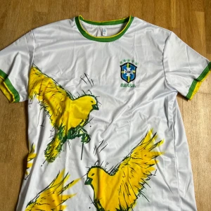 Unik brasilianskt temad fotbolls T-shirt  - Sprillans ny bara testad en gång, den är 2 XL men passar bra på mig som är 58kg/176 men passar nog bra om du är längre också. Priset är diskutabelt kom med bud.🙏
