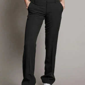 Svarta kostymbyxor  - Klassiska svarta kostymbyxor med raka ben och pressveck. Byxorna har fickor i sidorna och hällor för bälte. Perfekta för en stilren och tidlös look. Byxorna är från bikbok och är lågmidjade. Kommer inte till användning längre. Skriv privat för egna bilder