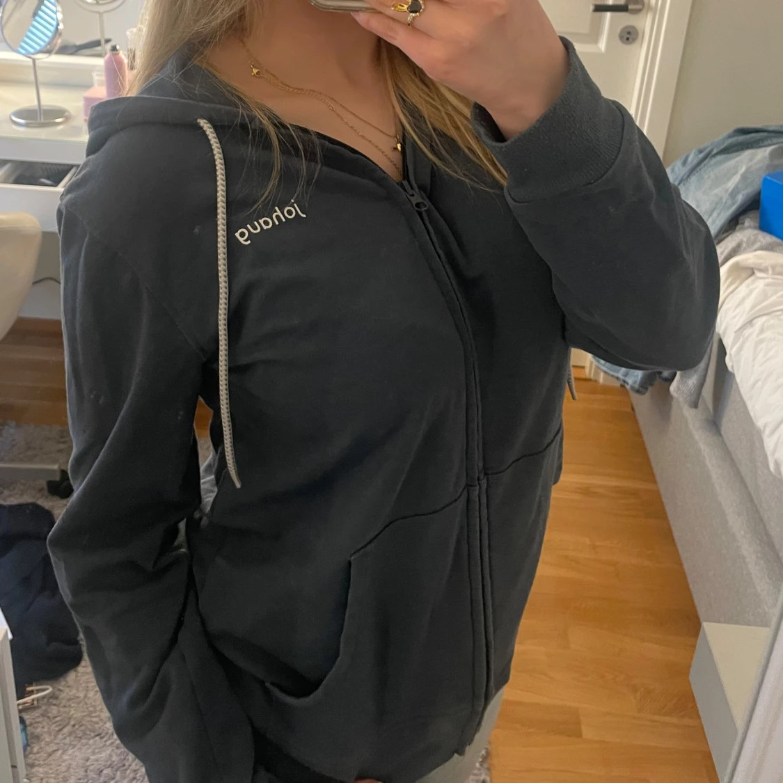 Mörkgrå hoodie med dragkedja från Johaug - 1