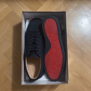 Louboutin Sneakers - Säljer min lillebrors mörkblå sneakers från Christian Louboutin i mocka med klassisk röd sula. Kommer med originalkartong och dustbag. Endast använda några gånger så i princip nyskick. Skriv privat vid intresse☺️