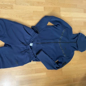 Mörkblå mjukisbyxor från Nike - Storlek s på byxorna och M på koftan sparsamt använda!