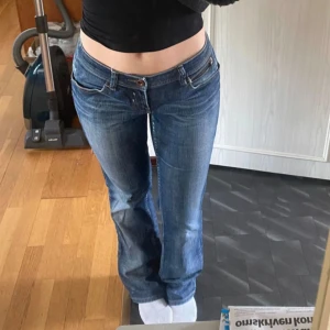 Blå bootcut jeans från Esprit - Supersnygga jeans med coola detaljer! W30L34, midjemått 82cm✨
