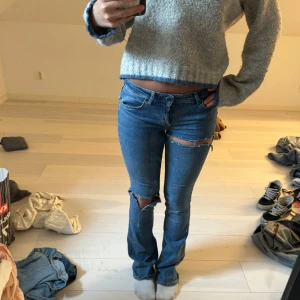 Blå slitna jeans med hål på knäna - Säljer ett par blå jeans med slitningar, egen gjorda hål, jeansen är från zara passar 36