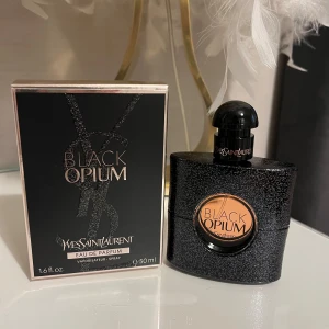 Black Opium Eau de Parfum från Yves Saint Laurent - Säljer en lyxig parfym, Black Opium Eau de Parfum från Yves Saint Laurent. 50ml. Cirka 40ml kvar.