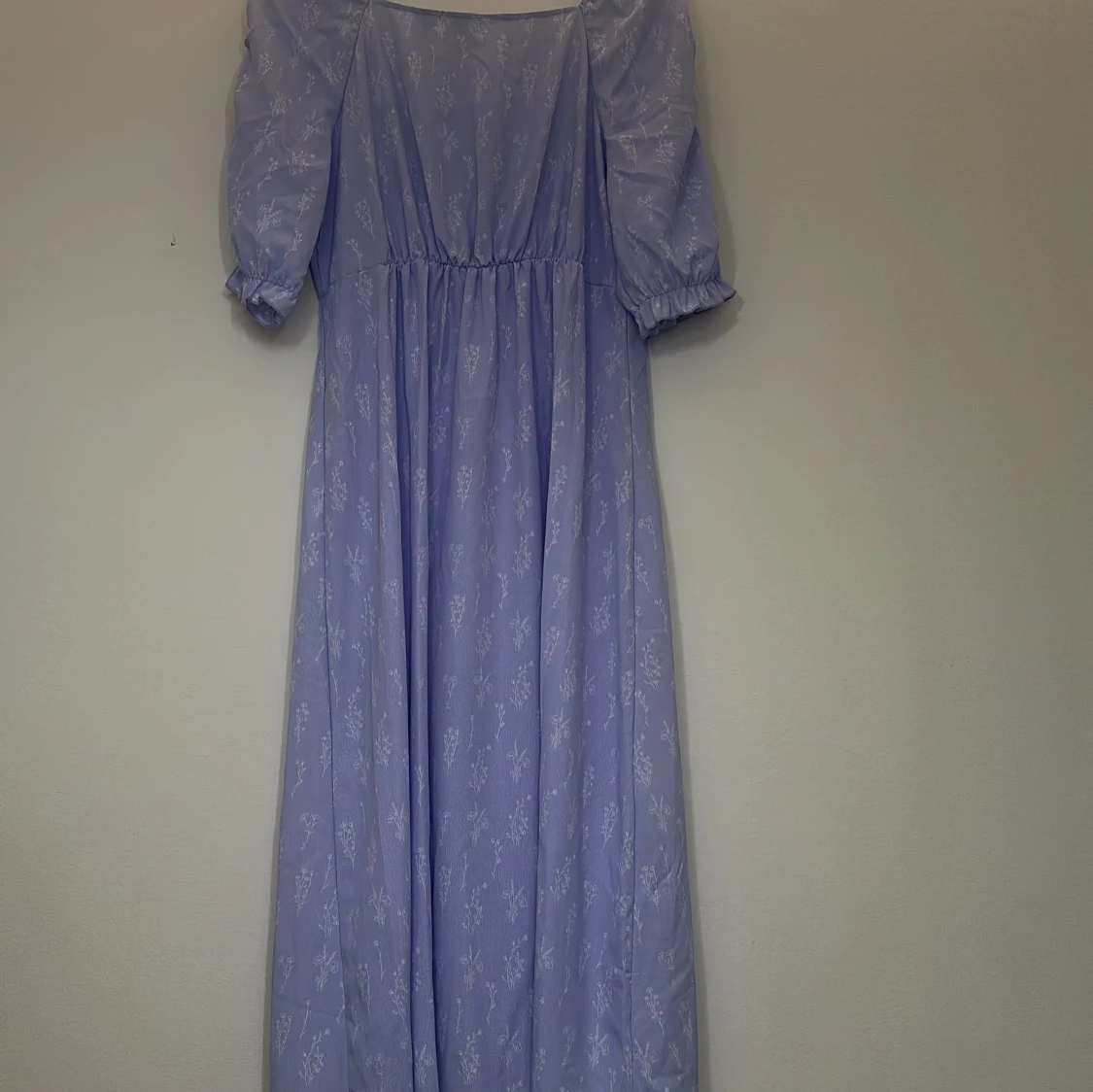 Ljuslila långklänning med blommigt mönster - 4