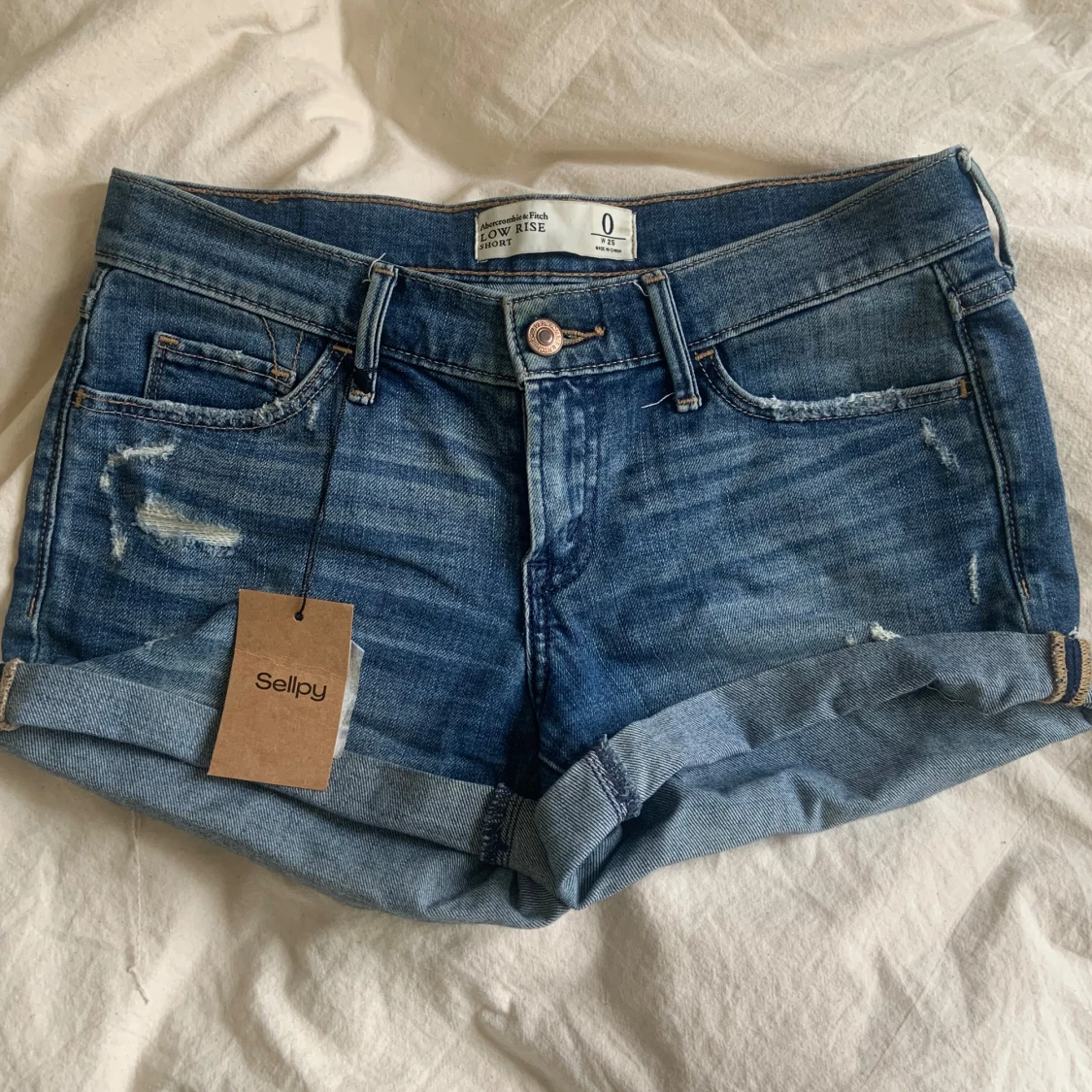 Blå jeansshorts med upprullad kant