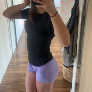 Ljuslila träningsshorts från nvgtn - Säljer ett par ljuslila, tighta träningstights-shorts med hög midja. Perfekta för gymmet eller annan träning. Mjukt och stretchigt material som sitter skönt på kroppen.