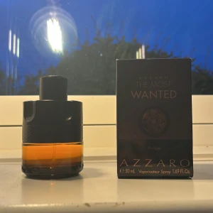 Azzaro The Most Wanted Eau de Parfum 50ml - Azzaro The Most Wanted är en herrparfym med en modern och maskulin doft. Flaskan är rund med svart och transparent design, och rymmer 50 ml. Parfymen levereras i originalkartong och har en elegant, robust look.