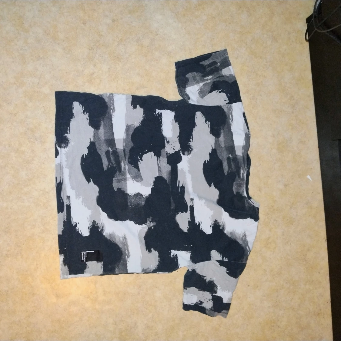 Svart och grå camo t-shirt - 1