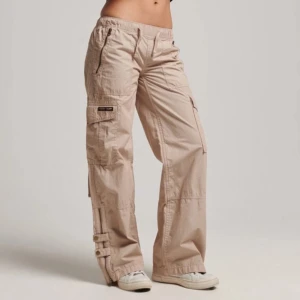 Superdry cargo byxor  - Säljer mina i princip oanvända cargo byxor från Superdry då de inte kommer till användning.  Priset kan diskuteras.