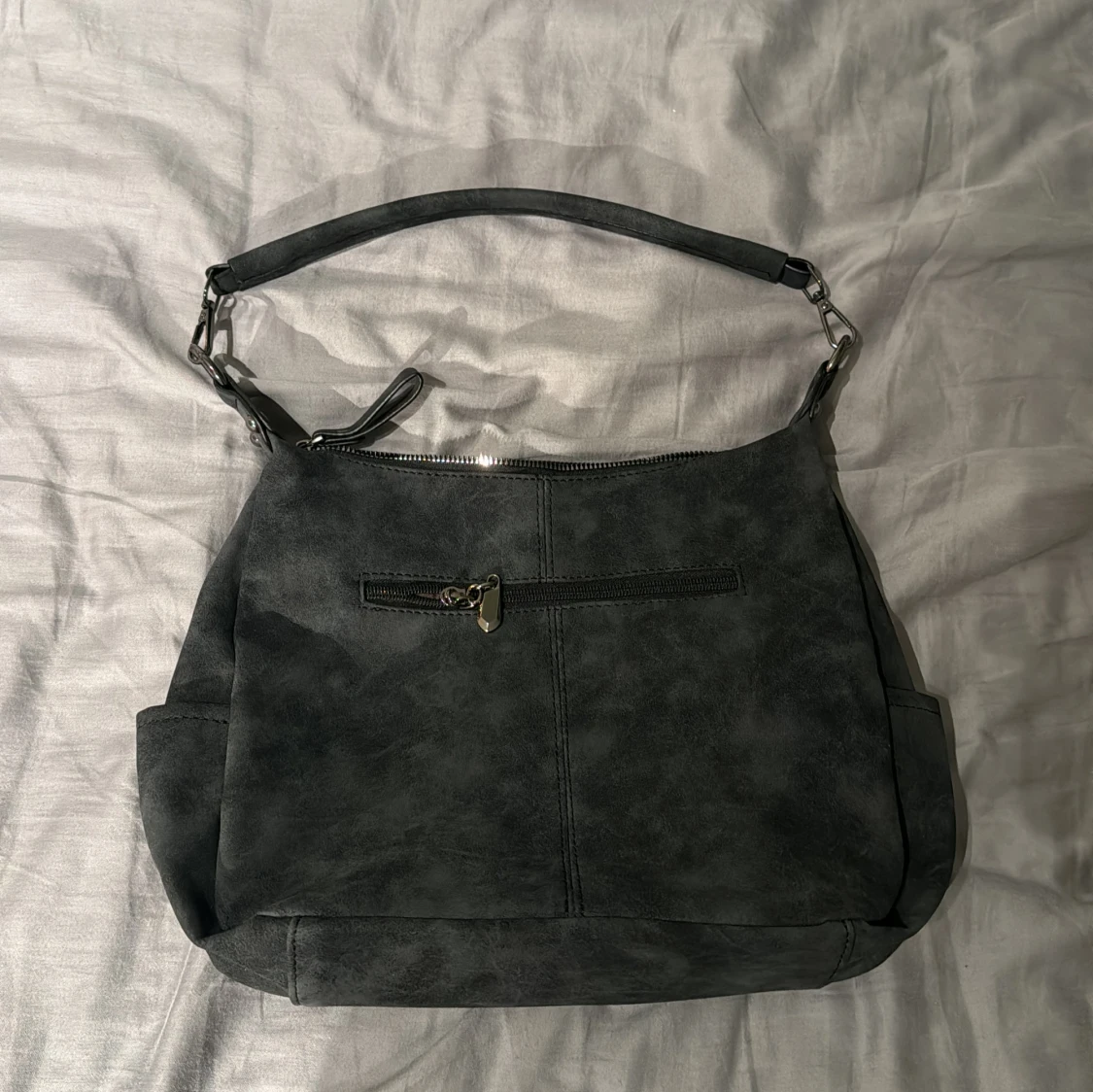 Mörkgrå axelväska med avtagbar rem