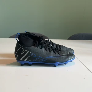 Säljer dessa svart blå Nike mercurial i strlk 37,5 - Tjena jag säljer nu dessa svart blå Nike mercurial i storlek 37,5 pågrund av för liten storlek jag tänker runt 100kr men prutbart!