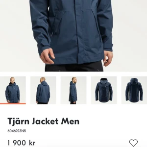 Mörkblå vindjacka från Haglöfs - Säljer en mörkblå vindjacka från Haglöfs med dragkedja och huva. Jackan har långa ärmar och är perfekt för blåsiga dagar. Den är tillverkad i ett lätt och smidigt material som gör den enkel att bära med sig.