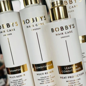 Bobby's Multi Repair hair set! - Bobby's Multi Repair Shampoo 250 ml, Conditioner 250 ml, Hair Masque 200 ml & Leave-in Conditioner/Heat protection 200 ml.   Samtliga flaskor är nya och oanvända. Säljes endast som paket. Butikspris ca 900 kr.