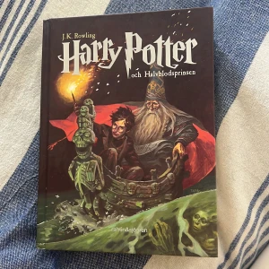 Harry Potter och Halvblodsprinsen - Följ med Harry Potter på ännu ett magiskt äventyr på Hogwarts! Den här boken bjuder på spänning, mystik och oväntade vändningar. Perfekt för dig som älskar fantasy och vill försvinna in i en magisk värld.