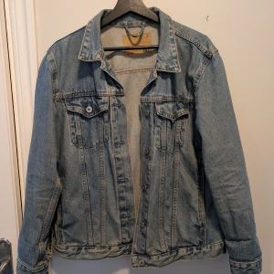 Ljusblå jeansjacka - Klassisk ljusblå jeansjacka från Lager 175, lätt oversized.