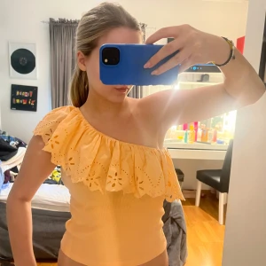 Orange topp - Söt orange topp perfekt till sommaren ifrån Zara🌸 storlek 164 tror jag men passar mig som har S🌸 