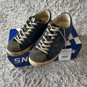 Golden Goose superstar  - Ett par eftertraktade GG’s | Fint skick på skorna förekommer tecken på användning bl.a. det som syns på sista bilden men inget som direkt märks av eller påverkar användning! | Kommer med låda! | Storlek 40 kan passa lite större! | Ställ gärna frågor innan du köper!