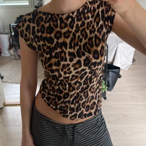 Leopard topp - Superfin leopard topp i mjukt och stretchigt tyg, köpt i somras men aldrig använd 💕 Använd gärna köp nu!