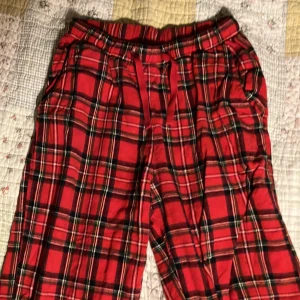 Röda rutiga byxor från LINDEX - Säljer ett par röda rutiga byxor från LINDEX 