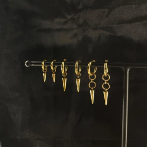 Örhängen i rostfritt stål  - Superfina örhängen i rostfritt stål, finns i både guld och silver och kostar 59kr för ett par. 