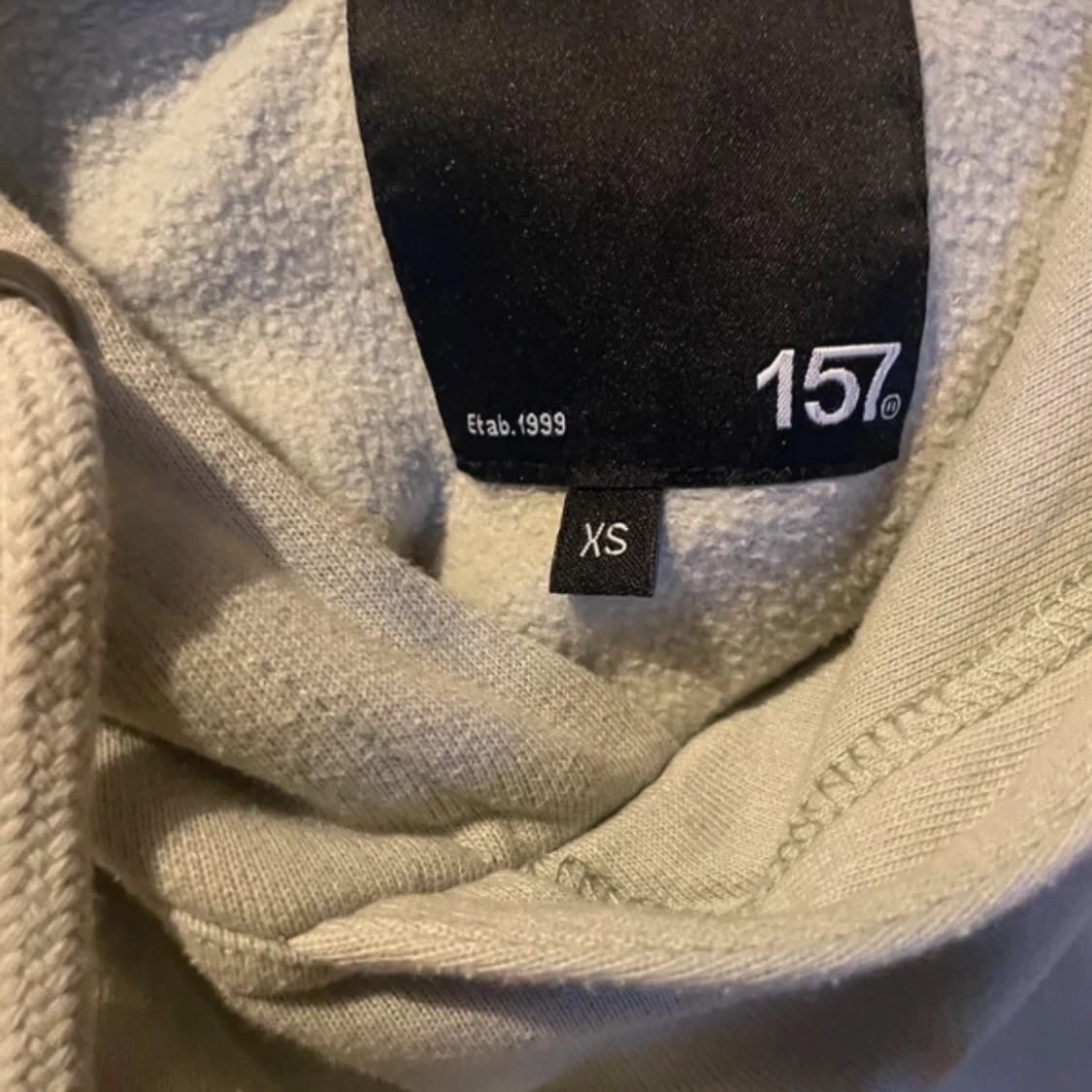 Ljusgrå hoodie från 157 - 2