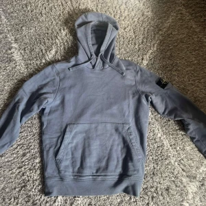 Blå hoodie från Stone Island - Säljer en stilren blå hoodie från Stone Island. Storlek S och är använd kanske 5-6 gånger alltså mycket bra skick. För mer frågor är det bara och höra av sig! Nypris ligger på 3500kr!