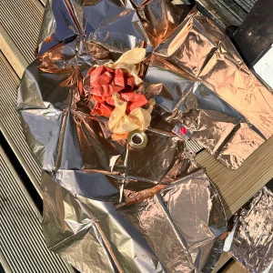 Ballongpaket i metallic rosé rosa  - Ballongpaket i metallic rosé Detta dekorationspaket innehåller:  2 st folieballonger formade som stjärnor i metallic rosé 2 st runda folieballonger i samma eleganta färg Vanliga latexballonger i matchande nyanser Ballonger fyllda med konfetti Medföljande snöre för upphängning eller dekoration Perfekt till fest, kalas eller andra firanden där du vill sätta en lyxig och festlig ton