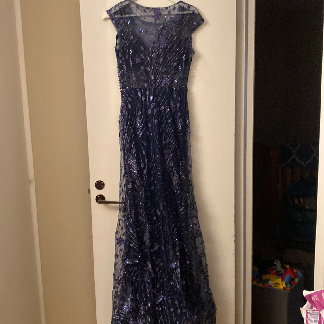 Marinblå långklänning med guldiga detaljer - 1