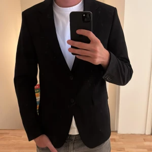 Kavaj från zara - Säljer denna schyssta kavaj från zara, den e använd 2 gånger och letar ny användare till bal eller student kanske?? Den är size medium och nypris va 2299:-