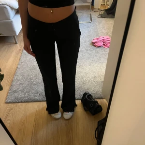 Lågmidjade kostymbyxor med slits - Bra skick. Lite skadade längst ner. Se bild. Säljer för har blivit för små för mig.