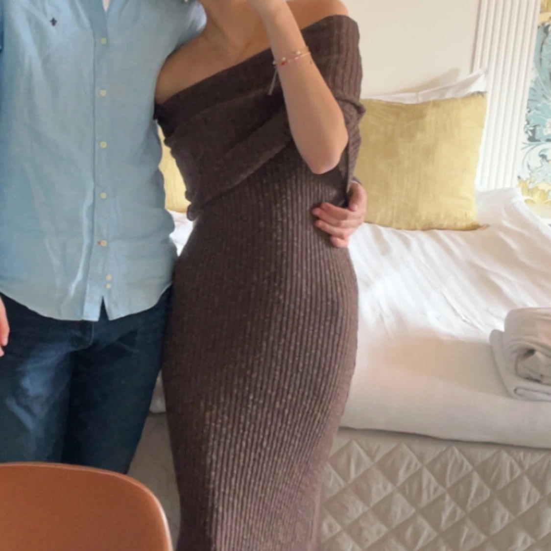 Brun ribbad offshoulder långklänning  - 2