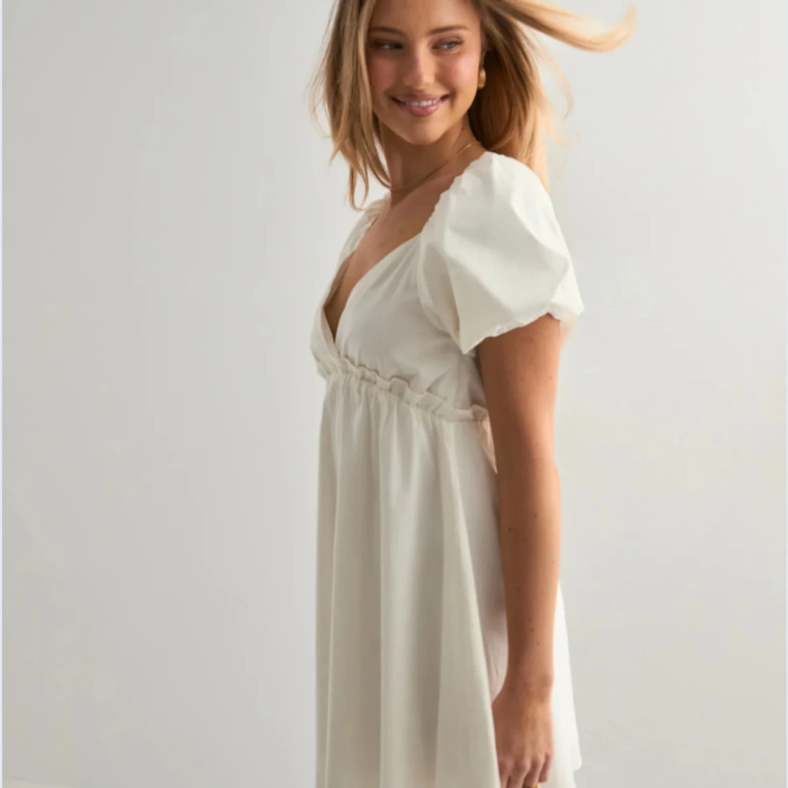 Vit kortklänning med puffärm - 1