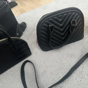 Väskor - Nästan helt nya några gånger använda, en styck 100kr 