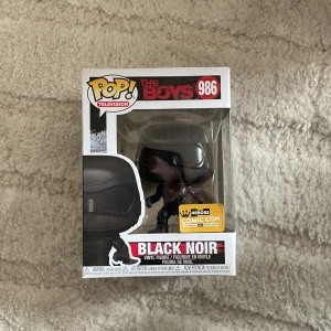 Funko pop black noir the boys - heroes comic con. Öppnad ur förpackningen, lite trasig förpackning