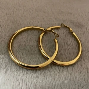 Guldiga hoops - Diametern är 4 cm ⭐️⭐️