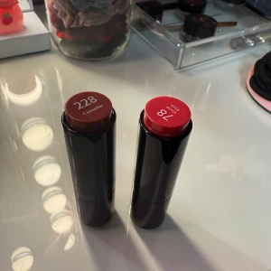 Isadora All-in-One Lipliner röd - Säljer en Isadora All-in-One Lipliner i en snygg röd nyans. Pennan har en smidig design med lock och passar perfekt för att definiera och fylla i läpparna. Enkel att applicera och ger ett jämnt resultat. Samt två stycken läppstift färgerna ser ni på bilden. Säljer alla 3 för 250kr 