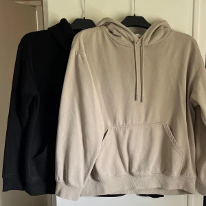 Beige och svart hoodies från H&M - Säljer en beige och svart hoodie från H&M med huva och snörning. Tröjorna har en stor magficka och långa ärmar. Perfekt för en avslappnad stil och enkel att matcha med det mesta. S men passar M. Inget att anmärka på. Prisförslag gäller båda 