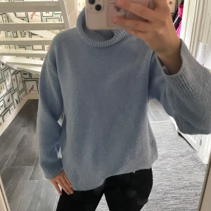 Ljusblå stickad polotröja - Mysig ljusblå stickad tröja med polokrage och långa ärmar från Bik Bok💗 Storlek XS men passar även S och M då den är oversized😍