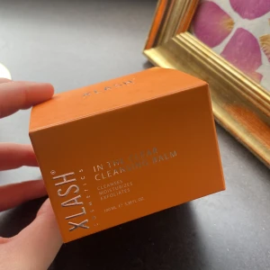 Xlash In The Clear Cleansing Balm -  Xlash In The Clear Cleansing Balm, 100 ml. Helt oanvänd och ny. Denna balm rengör, återfuktar och exfolierar huden. Produkten förvandlas till en lyxig olja vid applicering och tar bort smink, smuts och rester från huden. Köpte för 400kr