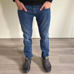 Blå Replay Anbass - Säljer ett par goa replay anbass. De är storlek W30 och är i mycket bra skick. Skriv gärna vid frågor!