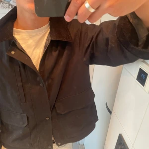 Svart  jacka med krage - Säljer en svart jacka från uniqlo, knappt använts. Ord pris 899:-