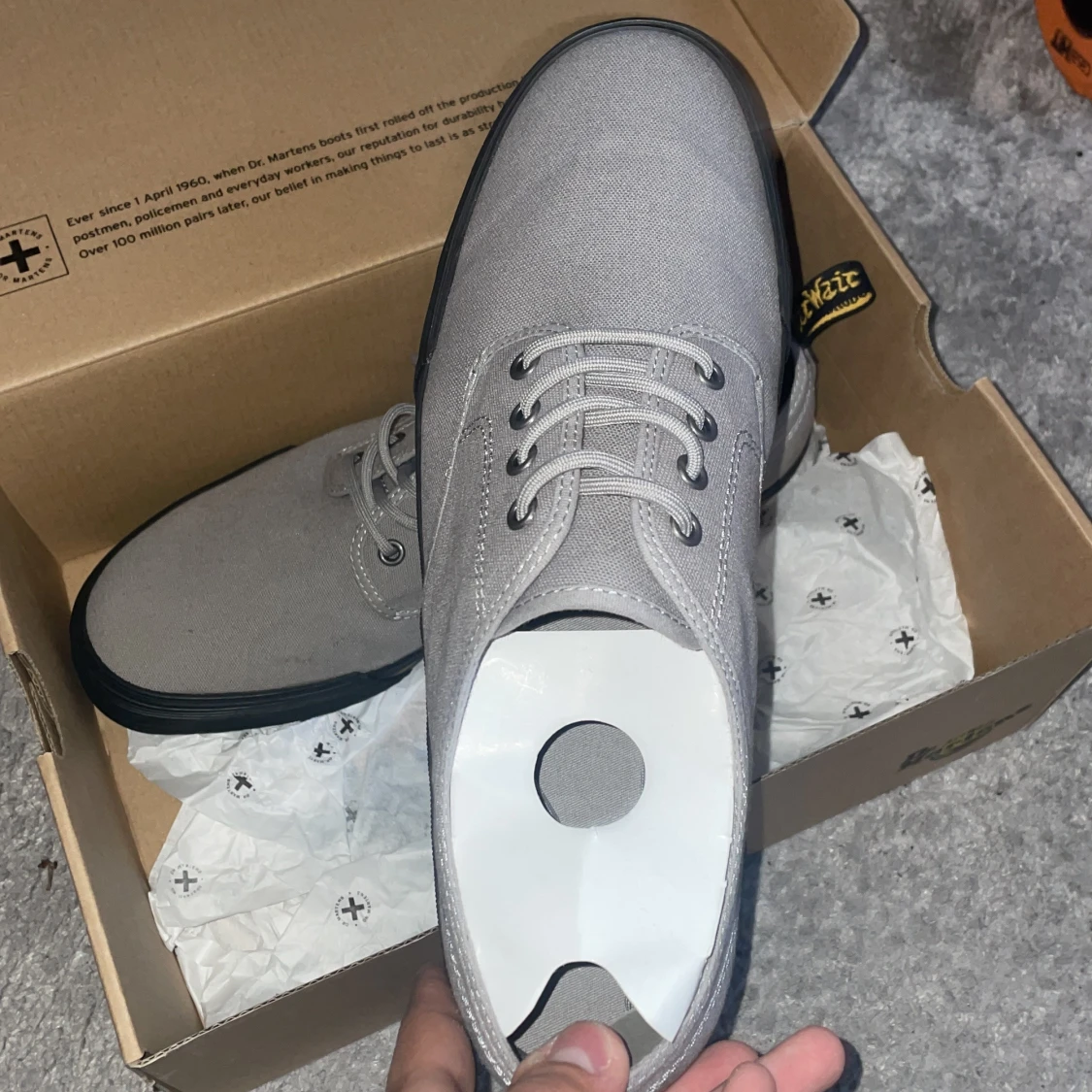 Gråa sneakers från Dr. Martens - 2