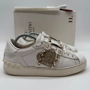 VALENTINO ROCKSTUD SNEAKERS - Valentino rockstud sneakers - Skick: 8/10 - Storlek 38,5 - Tillbehör: Dustbag, extra nitar - Nypris 7700kr - deluxecloset 